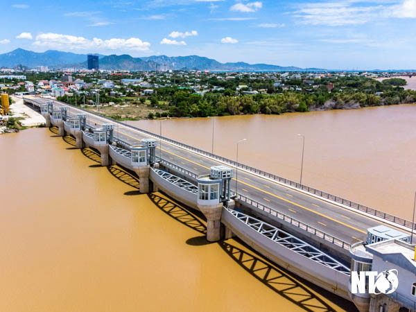 Đập hạ lưu Sông Dinh được đầu tư xây dựng từ nguồn vốn đầu tư công. Ảnh: T.D