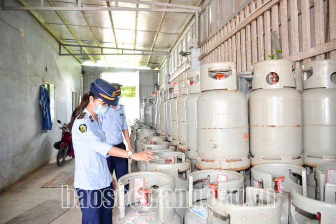 Cục Quản lý thị trường tỉnh Sóc Trăng tăng cường kiểm tra tại các cơ sở kinh doanh gas trong tỉnh. Ảnh: H.Lan