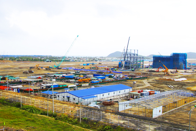 Nhà máy Nhiệt điện BOT Vân Phong 1 đã hoàn thành nhiều hạng mục, nhưng các dự án truyền tải chưa triển khai được. Ảnh: Đình Lâm