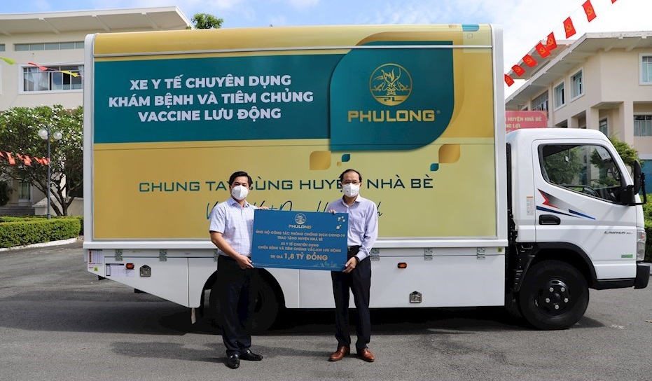 Công ty Địa ốc Phú Long - Tập đoàn Sovico đã trao tặng huyện Nhà Bè xe y tế chuyên dụng. Ảnh TH