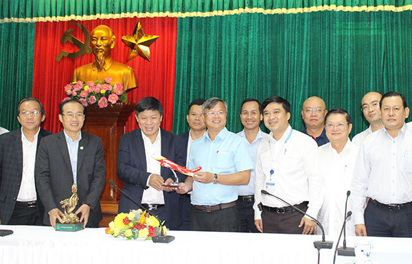 Đại diện Sovico trao tặng máy bay mô hình biểu tượng của hãng Vietjet cho UBND  tỉnh Đồng Nai. Ảnh: Phú Long.