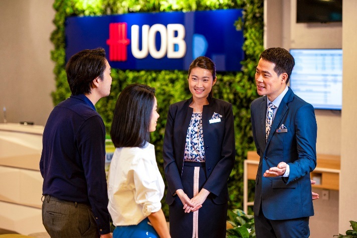 UOB là ngân hàng duy nhất trong khu vực có bộ sưu tập trang phục rất đa dạng cho những nhân viên. Ảnh: UOB