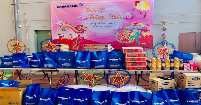 Quà chương trình thiện nguyện “Eximbank đêm hội trăng rằm” tại nhà tình thương Hương La, tỉnh Bắc Ninh. Ảnh EIB