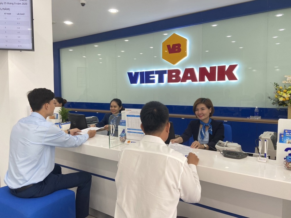 Khách hàng đến giao dịch tại Vietbank chi nhánh Kiên Giang. Ảnh VB