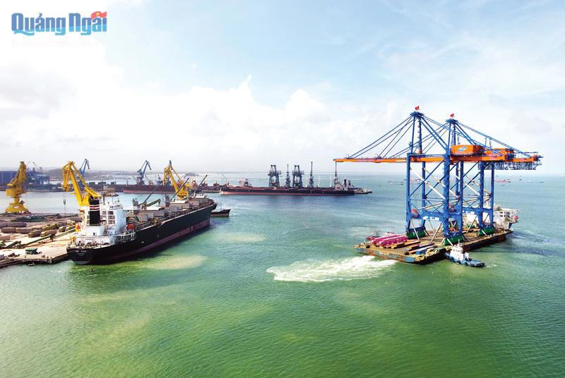 Quảng Ngãi sẽ tiếp tục xây dựng và khai thác có hiệu quả cảng biển nước sâu Dung Quất. ẢNH: DS