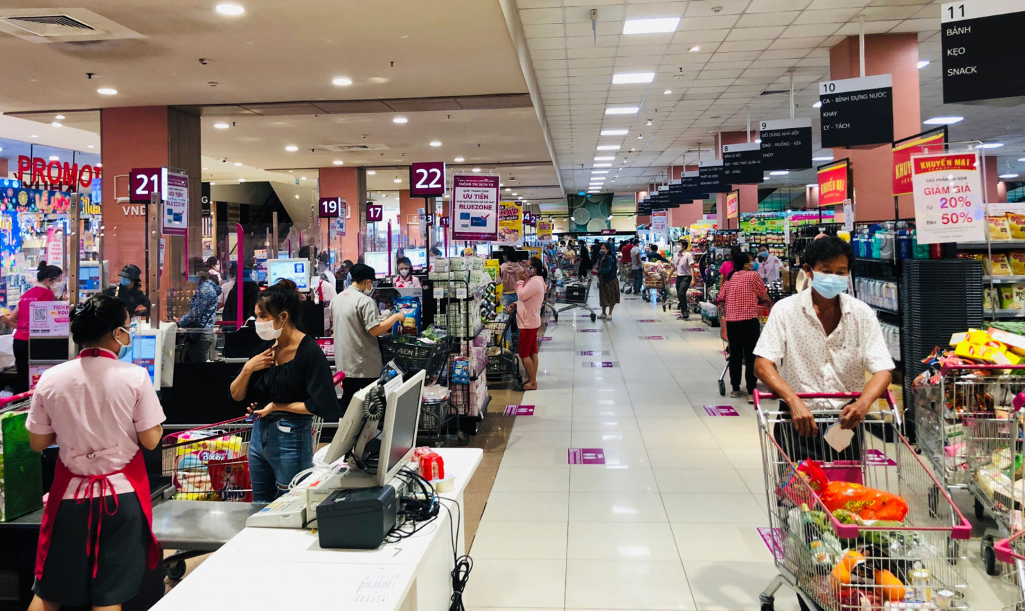 Khách hàng mua sắm tại siêu thị AEON Mall Bình Dương được kiểm soát chặt, bảo đảm an toàn dịch bệnh. Ảnh: Tiểu My