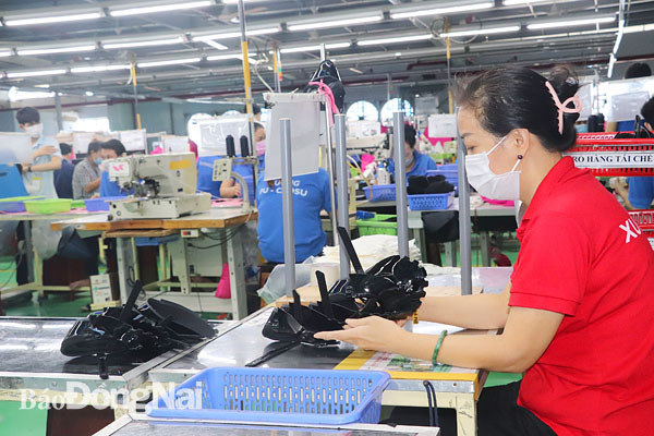 Do dịch bệnh COVID-19, Công ty TNHH Bình Tiên Biên Hòa ở Khu công nghiệp Amata (TP.Biên Hòa) chỉ duy trì sản xuất hơn 30% công suất. Ảnh: H. Giang