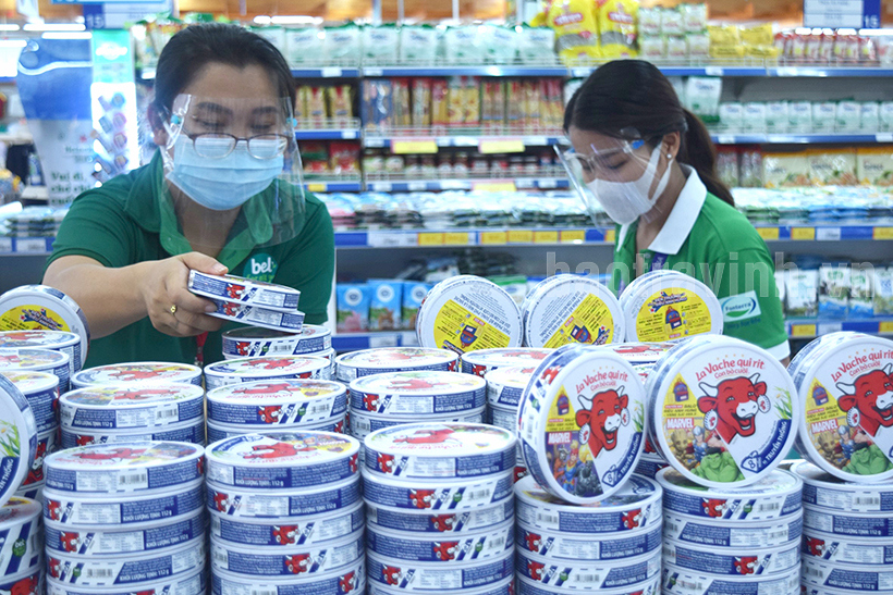 Nhân viên siêu thị Co.opmart Trà Vinh chuẩn bị hàng hóa nhằm cung ứng cho người tiêu dùng sau khi dịch bệnh Covid-19 được kiểm soát. Ảnh: Trường Nguyên