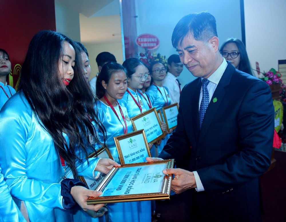 Đại diện Tập đoàn Novaland trao học bổng cho các em sinh viên trường Đại học Phan Thiết. Ảnh NVL