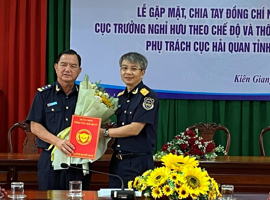 Ông Mai Xuân Thành - Phó Tổng cục trưởng trao quyết định phụ trách Cục Hải quan Kiên Giang cho ông Trương Minh An. Ảnh: HQ