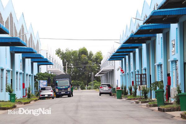 Nhiều doanh nghiệp FDI muốn thuê nhà xưởng ở Khu công nghiệp Nhơn Trạch 3 giai đoạn 2 (H.Nhơn Trạch) để lắp đặt dây chuyền sản xuất nhưng vướng dịch bệnh bị chậm lại. Ảnh: Hương Giang