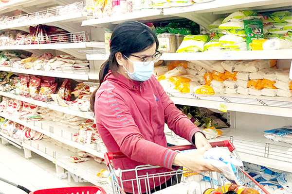 Người tiêu dùng chọn mua các loại đường nội tại một siêu thị ở TP.Biên Hòa. Ảnh: L.Phương
