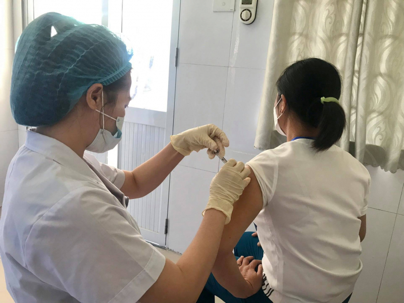 Tình nguyện viên ở Bắc Ninh tiêm thử nghiệm lâm sàng vaccine ARCT-154. Ảnh: VIC