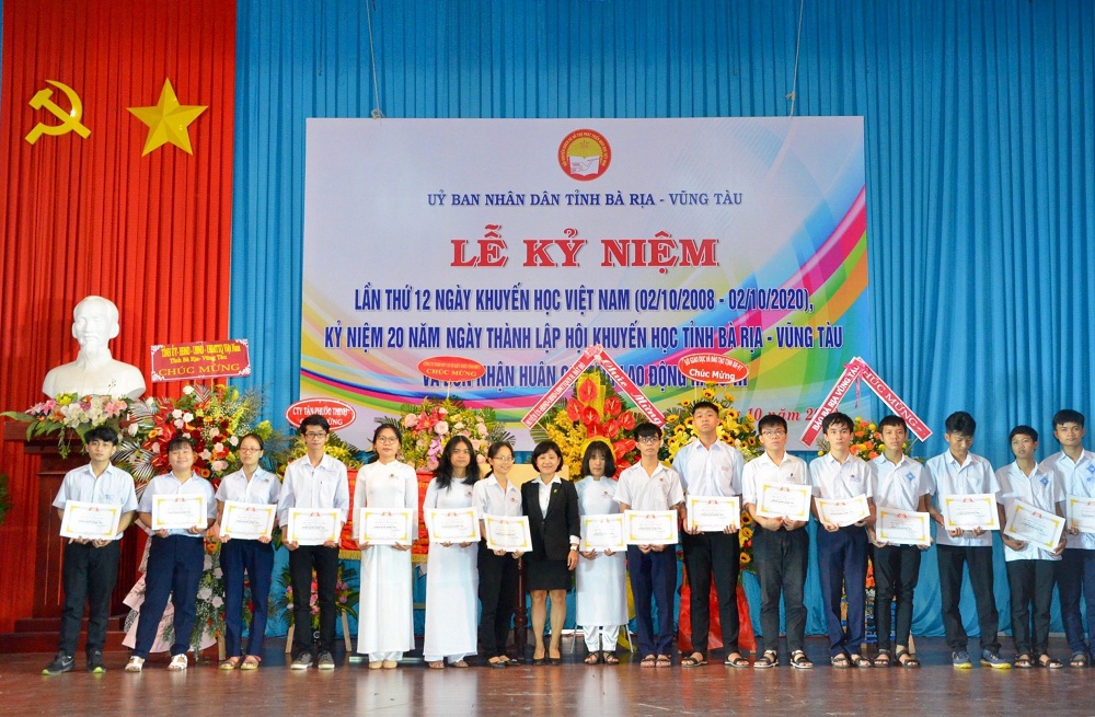 Đại diện Tập đoàn Novaland trao học bổng cho các em học sinh, sinh viên tỉnh Bà Rịa-Vũng Tàu. Ảnh NVL