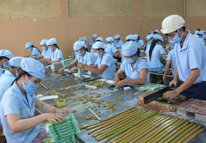 Sản xuất kẹo dừa xuất khẩu. Ảnh: Kiều Phương