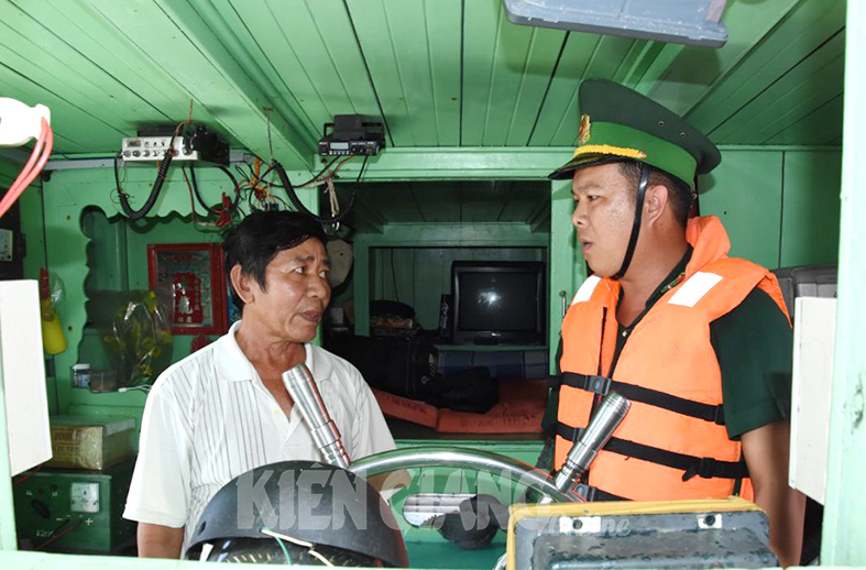 Lực lượng chức năng tuyên truyền, phổ biến pháp luật và các quy định về khai thác IUU cho ngư dân. Ảnh: Thùy Trang