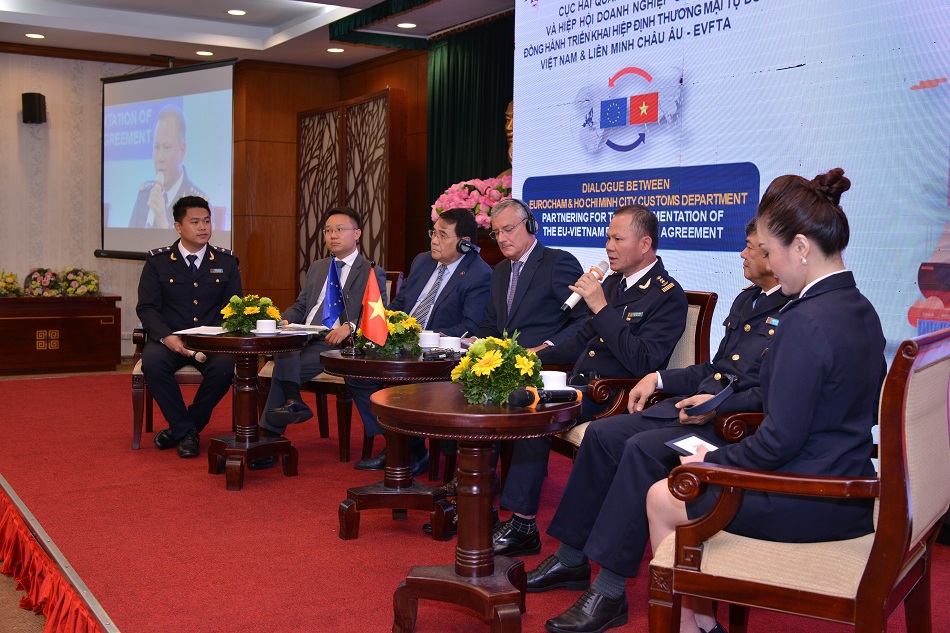 Lãnh đạo  Cục Hải quan TP. Hồ Chí Minh và Phòng Thương mại Châu Âu tại Việt Nam tại buổi đối thoại. Ảnh HT