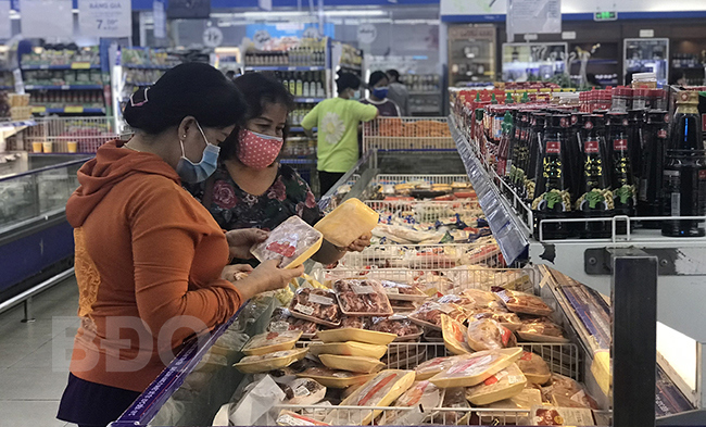 Sản phẩm thực phẩm chế biến sẵn của các thương hiệu nổi tiếng Vissan, Saigon food có mặt ở các siêu thị, cửa hàng, tiệm tạp hóa. Ảnh: H.Y