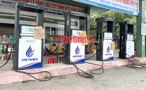 Một cửa hàng khác hết xăng còn dầu trên đường Trần Hưng Đạo, phường V, TP. Vị Thanh. Ảnh: T. Trang