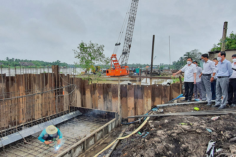 Đoàn công tác kiểm tra tiến độ thi công công trình chống sạt lở bờ sông xã Nhơn Thạnh, TP. Bến Tre. Ảnh: Thanh Đồng