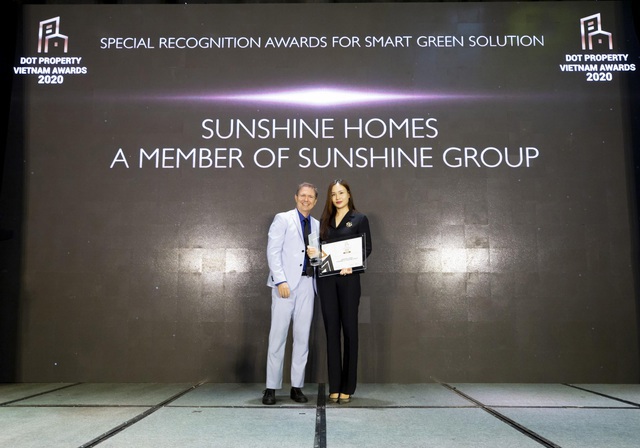 Bà Đỗ Hồng Nhung - Tổng giám đốc Sunshine Sài Gòn đại diện Sunshine Homes nhận “Giải thưởng công nhận đặc biệt cho giải pháp xanh - thông minh 2020” tại Dot Property Vietnam Awards 2020. Ảnh Sunshine Group