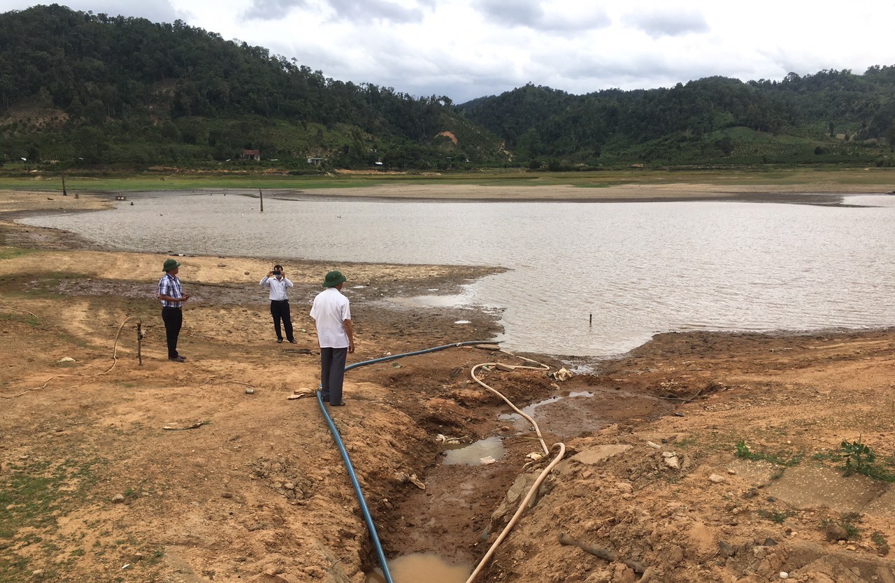 Huyện Ea Kar bơm tát từ mực nước chết của hồ Ea Bư (xã Cư Huê) để chống hạn cho lúa vụ hè thu năm 2021. 