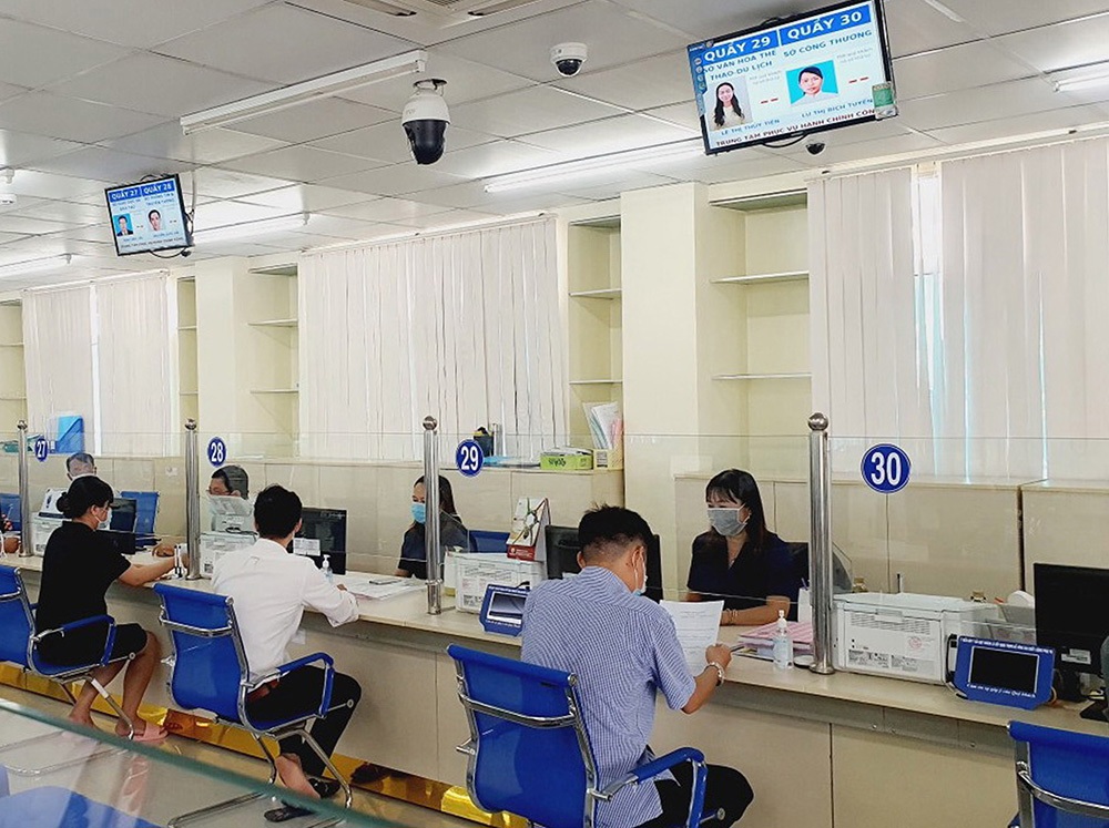Phục vụ người dân và doanh nghiệp thực hiện thủ tục hành chính tại Trung tâm một cửa tỉnh An Giang. Ảnh: Hạnh Châu