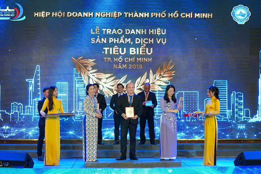 Ông Lê Trọng Khương - Tổng Giám đốc Hưng Thịnh Land nhận hoa, huy chương và bằng khen giải thưởng. Ảnh HT