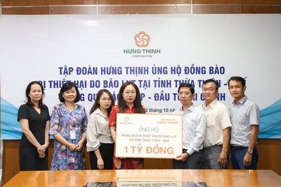 Bà Phạm Trang - Giám đốc Marketing đại diện Tập đoàn Hưng Thịnh trao số tiền 1 tỷ đồng, ủng hộ đồng bào bị thiệt hại do bão lụt tại tỉnh Thừa Thiên Huế. Ảnh Minh Tuấn