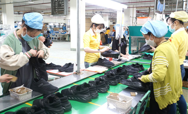 Sản xuất giày da tại Công ty TNHH Tỷ Thạc, huyện Tháp Mười. Ảnh: MN