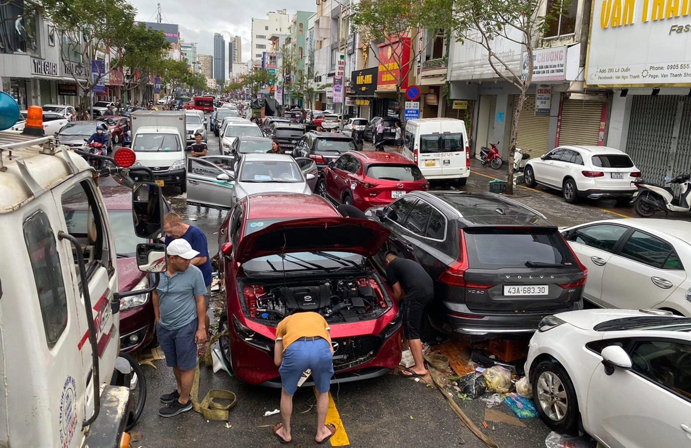 Đà Nẵng sau trận mưa kỷ lục 14/10, toàn thành phố ngập tràn xe hơi chết máy vì ngập nước. Ảnh: NĐ