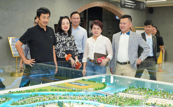 Chủ tịch HĐQT NovaGroup Bùi Thành Nhơn (bìa trái) thăm dự án Aqua City vào ngày 22/10. Ảnh: NVL