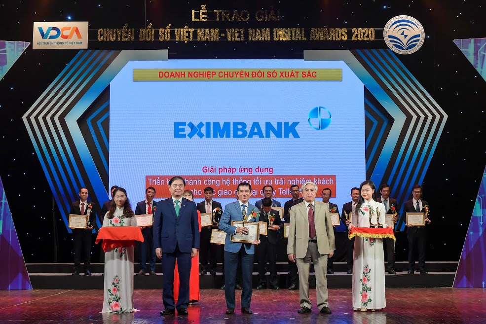 Ông Nguyễn Hướng Minh (ở giữa) - Phó Tổng giám đốc Eximbank đại diện ngân hàng nhận giải thưởng từ Ban Tổ chức. Ảnh EIB