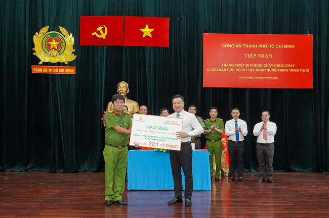 Ông Nguyễn Đình Trung trao bảng tượng trưng trang thiết bị PCCC và CNCH trị giá 22,1 tỷ đồng cho Đại tá Nguyễn Thanh Hưởng. Ảnh HT