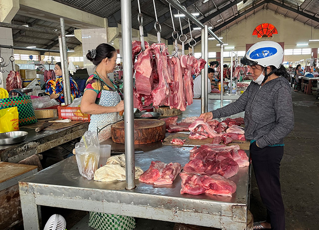  Người tiêu dùng mua thịt heo tại chợ Cao Lãnh