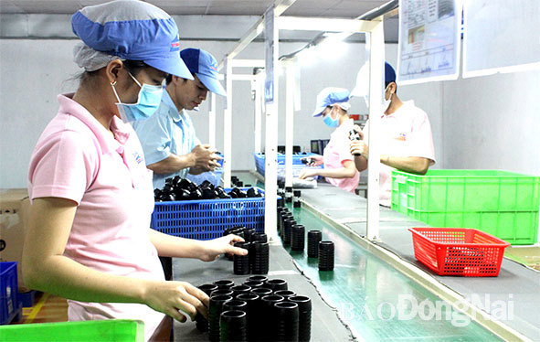 Sản xuất linh kiện máy móc xuất khẩu tại Công ty TNHH Sản xuất thương mại nhựa kỹ thuật Vinastar (TP.Biên Hòa). Ảnh: K.Minh