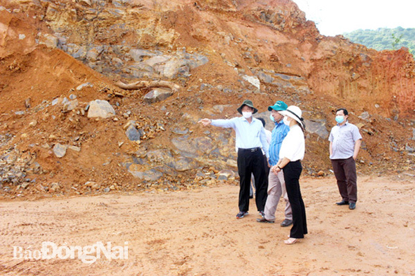 Kiểm tra dự án cải tạo đất đồi có thu hồi vật liệu san lấp tại H.Tân Phú. Ảnh: K.Minh