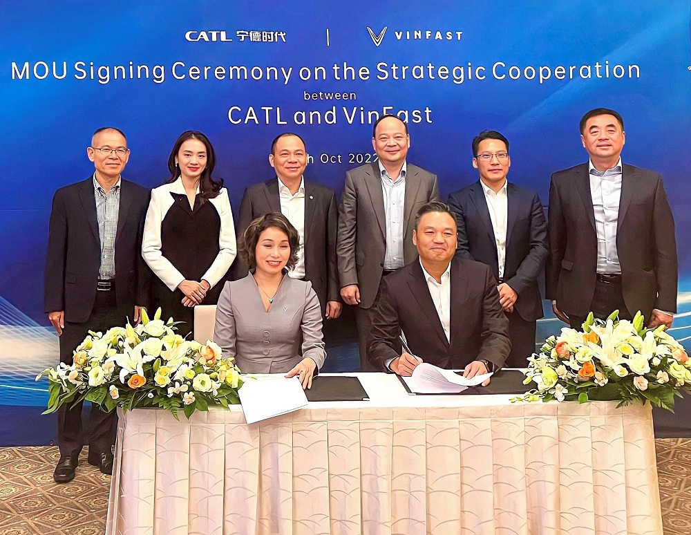ông Robin Zeng, Chủ tịch CATL và ông Phạm Nhật Vượng, Chủ tịch Vingroup kiêm Chủ tịch VinFast, đã ký kết Biên bản ghi nhớ về Hợp tác Chiến lược Toàn cầu. Ảnh: VIC