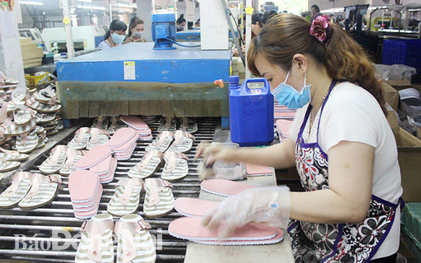 Sản xuất giày dép tại Công ty CP Giày dép Cao Su Màu Đồng Nai (TP.Biên Hòa) để xuất khẩu. Ảnh: K.Minh