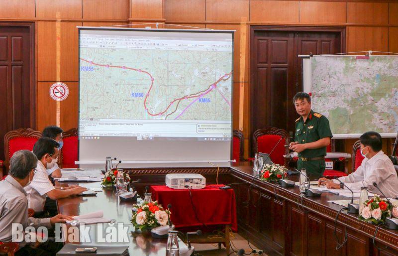Đại diện đơn vị tư vấn trình bày về hướng tuyến cao tốc Khánh Hòa - Buôn Ma Thuột. Ảnh: Hoàng Gia.