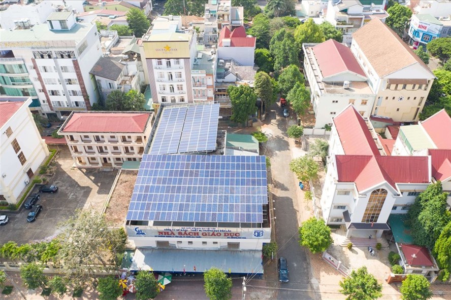 Công trình điện mặt trời trên mái nhà tại Công ty Cổ phần Sách và thiết bị trường học Đắk Lắk. Ảnh: Nguyễn Cẩm
