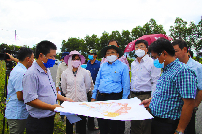 Đoàn của UBND tỉnh Khánh Hòa khảo sát vị trí dự kiến quy hoạch khu công nghiệp mới. Ảnh: Đình Lâm
