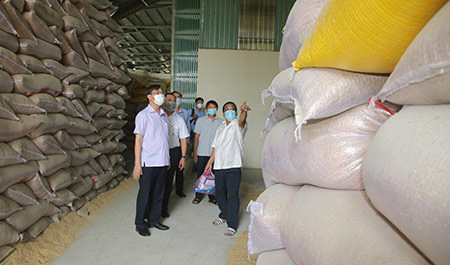 Nhờ thay đổi cách làm mà HTX Nông nghiệp Phước Lộc trữ lúa tại kho, chờ giá đã mang về hiệu quả kinh tế cho thành viên.