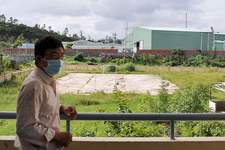Trường tiểu học Hòa Quang Bắc gần Công ty TNHH Điều Đại Hưng Phát nên thường xuyên bị ảnh hưởng bởi khói bụi từ nhà máy của doanh nghiệp này thải ra. Ảnh: Anh Ngọc