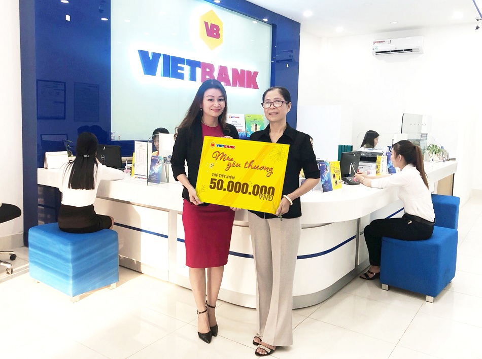 Bà Võ Thị Ngọc Ba – Phó Giám đốc Phòng giao dịch Kế Sách của Vietbank trao giải thưởng cho khách hàng Lâm Ngọc Yến trúng giải Nhất 50 triệu đồng. Ảnh VB