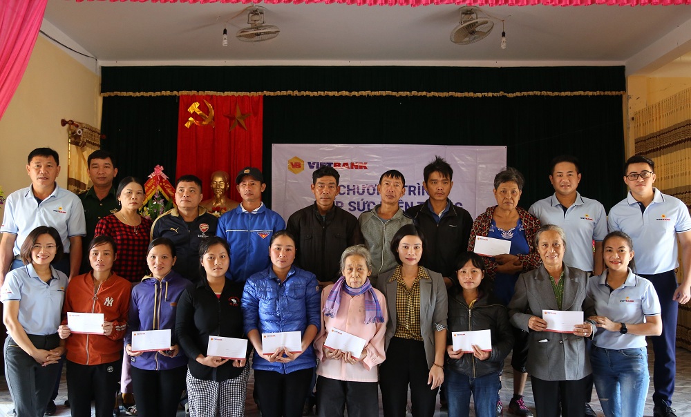 CBNV của Vietbank trao quà chương trình "Tiếp sức miền Trung" tại tỉnh Nghệ An. Ảnh Vietbank