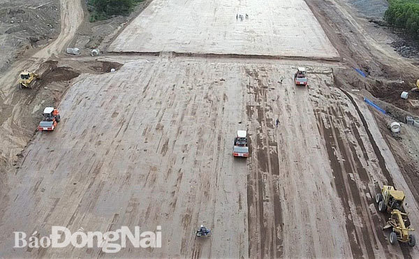 Thi công dự án Đường cao tốc Phan Thiết - Dầu Giây đoạn qua địa bàn tỉnh Đồng Nai. Ảnh: Quỳnh Nhi