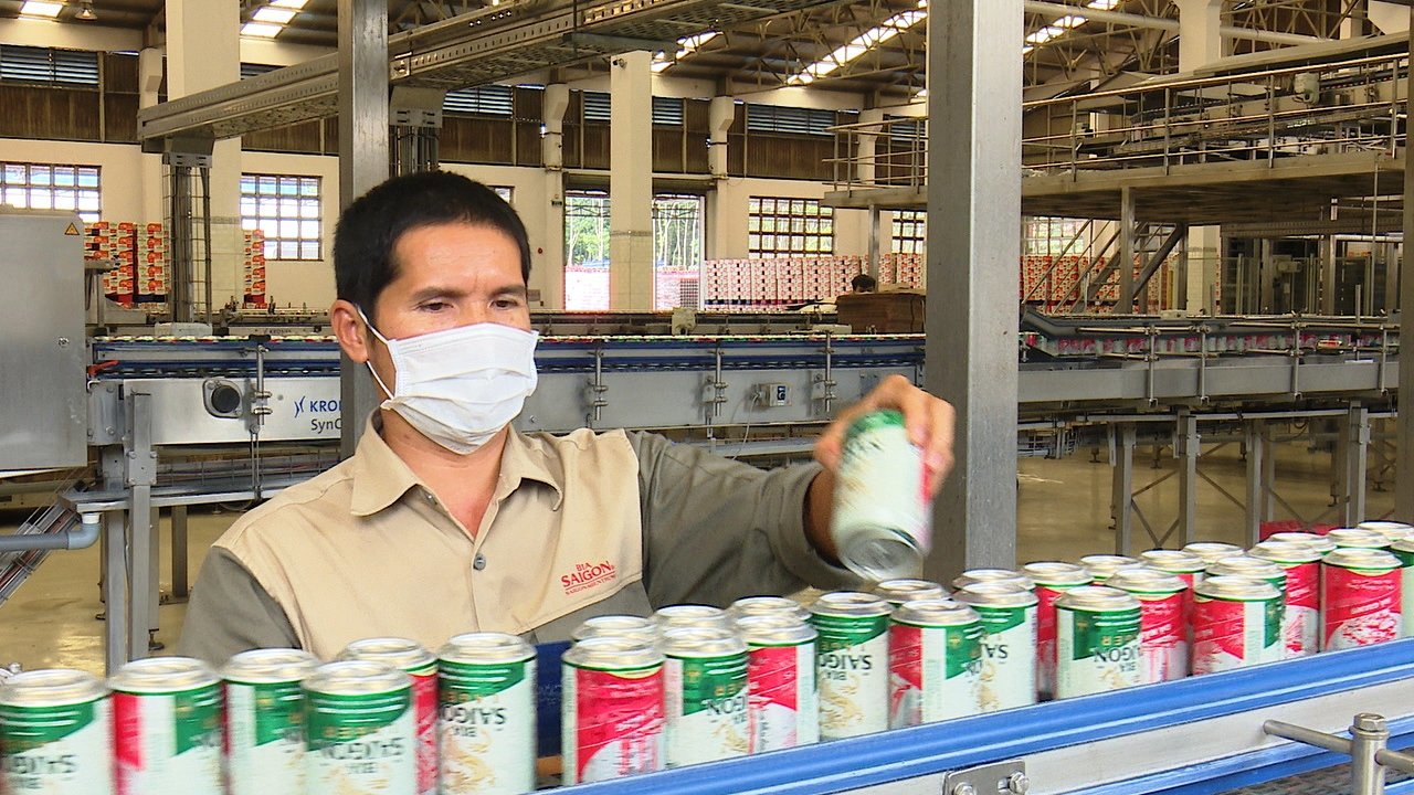 Dây chuyền sản xuất tại Nhà máy bia Sài Gòn - Đắk Lắk. Ảnh: Minh Chi