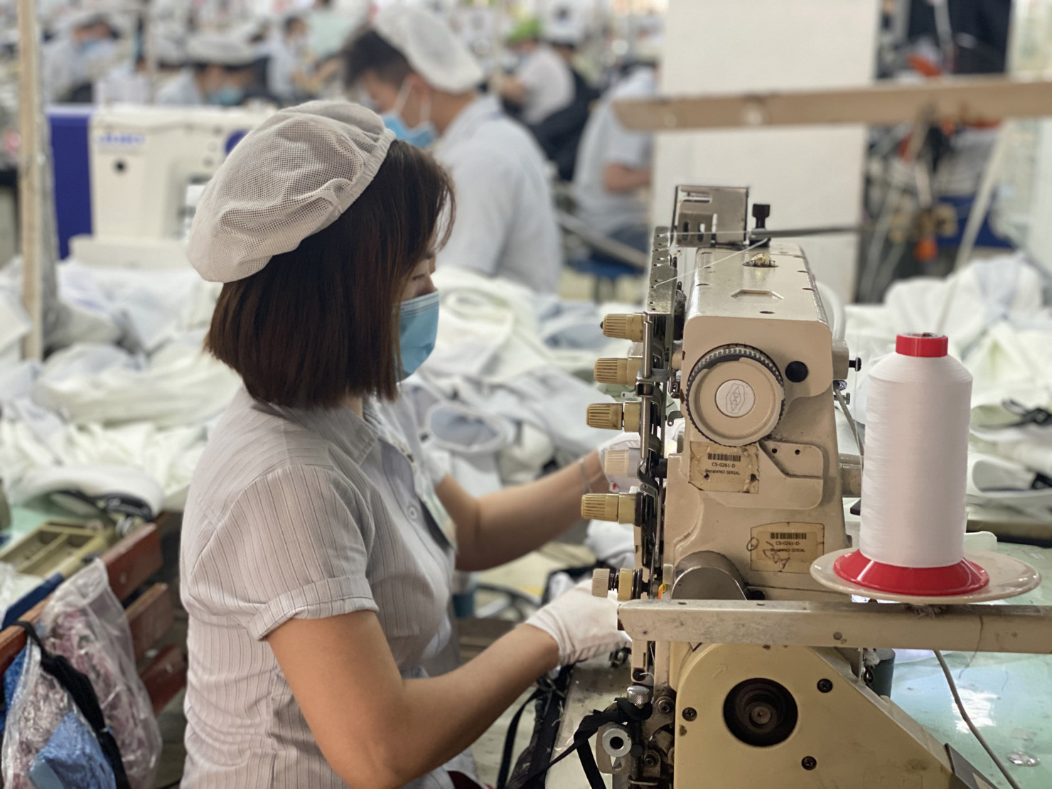 Sản xuất tại Công ty Esquel Garment Manufacturing Việt Nam (Khu công nghiệp VSIP I, TP.Thuận An)