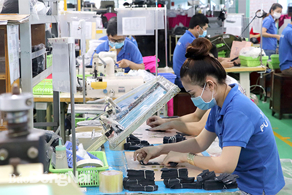 Công ty TNHH Bình Tiên Biên Hòa (Khu công nghiệp Amata, TP.Biên Hòa) phục hồi sản xuất nhưng vẫn đang đối mặt với nhiều khó khăn. Ảnh: K.Minh